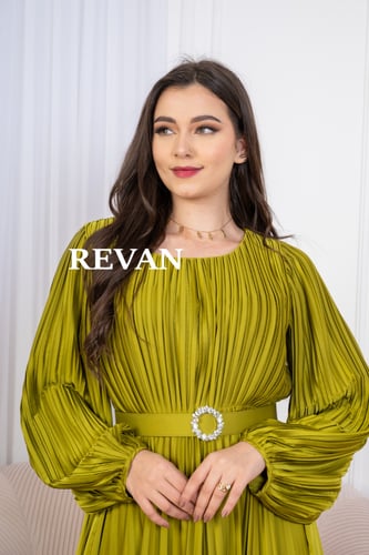 فستان بليسيه بتصميم أنيق وانسيابي