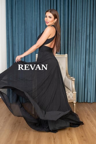 فستان سهرة بحمالة رقبة عالية وطيّات أنيقة مع شال م...