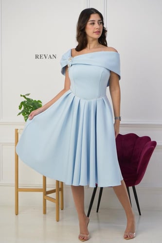 فستان بكسرات أنيقة وتصميم ملوكي