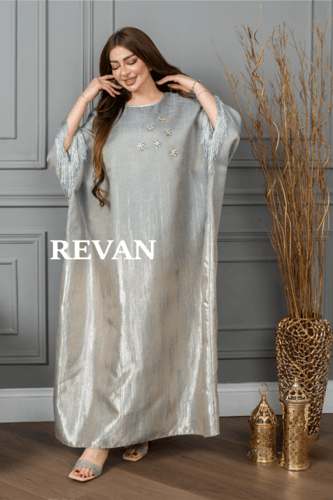 جلابية أنيقة بتصميم واسع ولمسات تطريز راقية