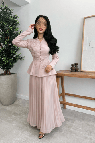 طقم عيد فاخر بتطريز جانبي وتنورة بليسيه أناقة ملكي...