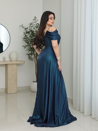 فستان سهرة بلمسة أنوثة