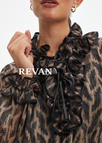 فستان طويل بنقشة فاخرة وتصميم أنيق