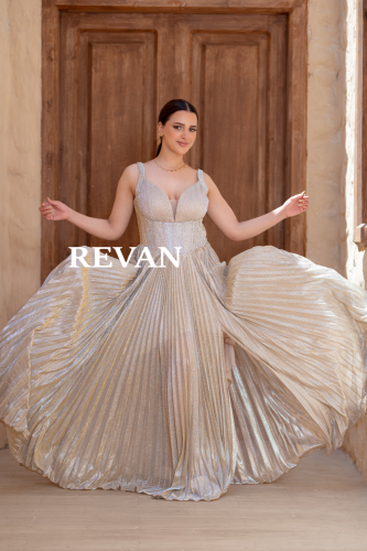 فستان لامع بكسرات فاخرة وقصة منفوشة