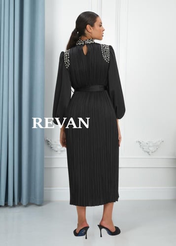 فستان بليسيه أنيق بتصميم راقٍ ولمسات فاخرة