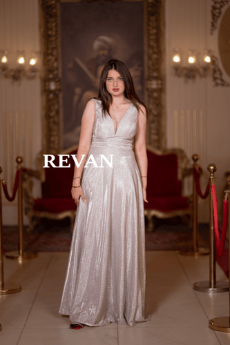 فستان سهرة لامع بطبقة ملساء وقصة واسعة أنيقة