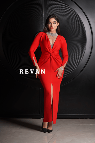 فستان أنيق بتصميم ملتف ورقبة مرصعة بالكريستال