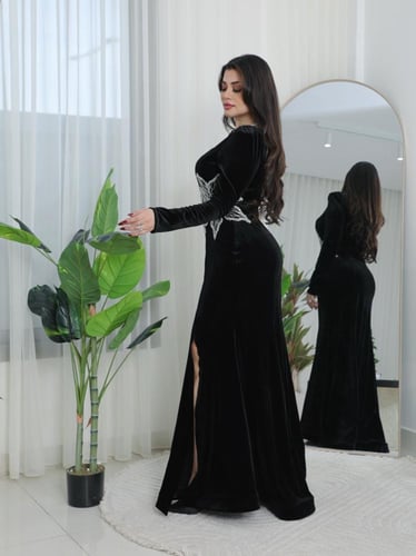 فستان سهرة بتطريز أنيق وقصة راقية من ريڤــان