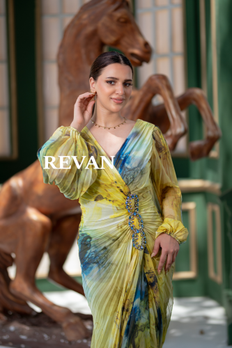 فستان سهرة طويل بربطة جانبية وتفاصيل كريستال