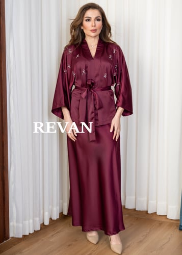 طقم ستان ملكي بتطريز ناعم ولمسة فاخرة