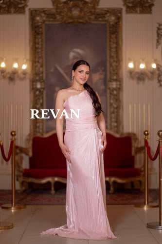 فستان سهرة لامع بكتف واحد تصميم فاخر بفتحة جانبية