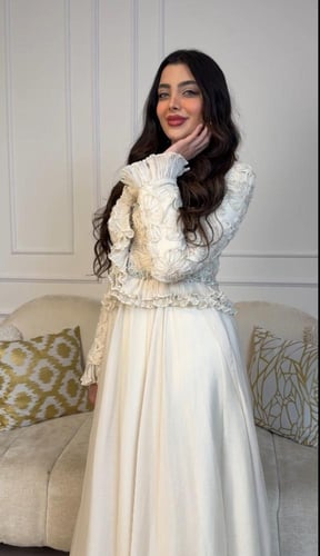 فستان عيد طويل بتفاصيل دانتيل وكرانيش ناعمة أناقة...