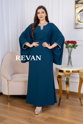 طقم أنيق بتصميم عصري ولمسات فخمة