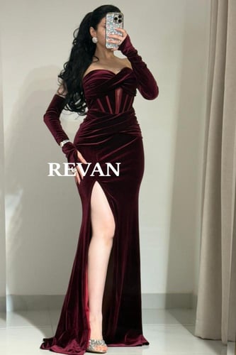 فستان سهرة مخملي بقصة ملتفة وشق جانبي من ريڤــان
