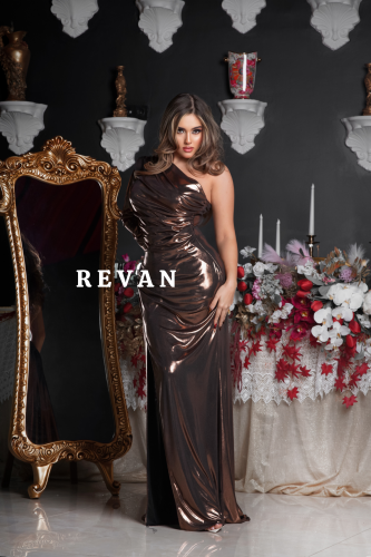 فستان بكتف واحد بتصميم لامع وشق جانبي جذاب