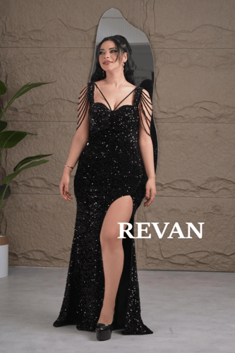 فستان سهرة بتفاصيل متلألئة وقصة أنثوية من ريڤــان