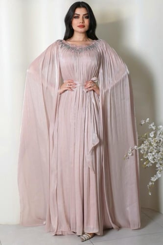 جلابية ملكية بكسرات انسيابية وتطريز علوي فاخر من ر...