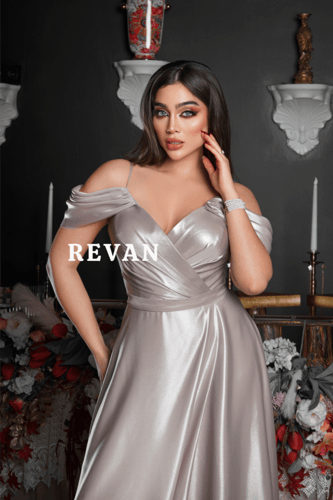 فستان سهرة فضي بلمسة أنوثة