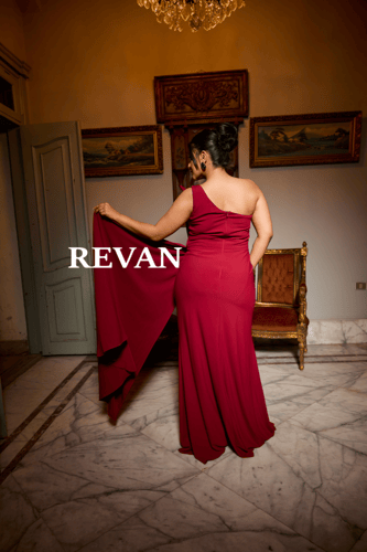 فستان سهرة بكتف واحد مع لمسات كريستالية من REVAN