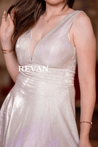 فستان سهرة لامع بطبقة ملساء وقصة واسعة أنيقة