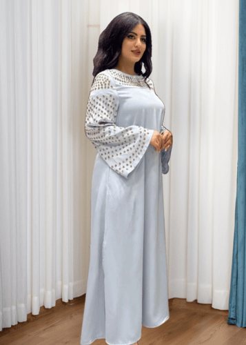 جلابية أنيقة بتطريز فاخر وأكمام واسعة