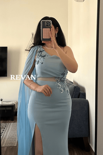 فستان سهرة بحري بكتف واحد وتطريز زهري من ريفان