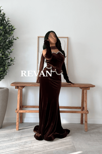 فستان مخملي فاخر بلمسة ملكية وتطريز كريستالي