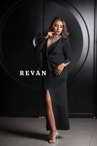 فستان أنيق بتصميم ملتف ورقبة مرصعة بالكريستال