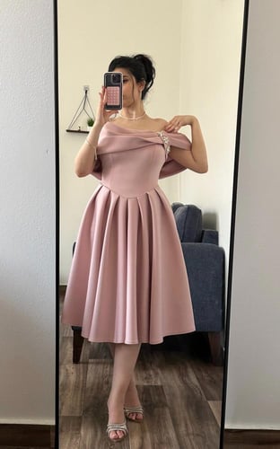 فستان بكسرات أنيقة وتصميم ملوكي