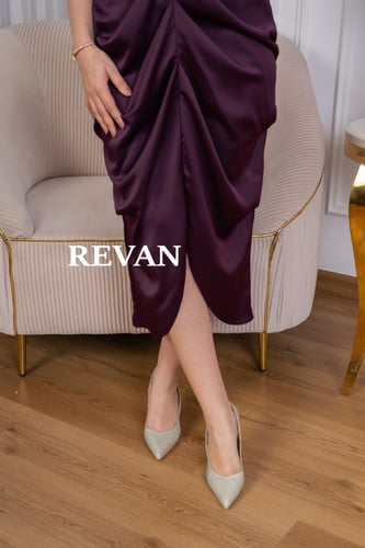 فستان ساتان بتصميم أنيق ولمسات فاخرة