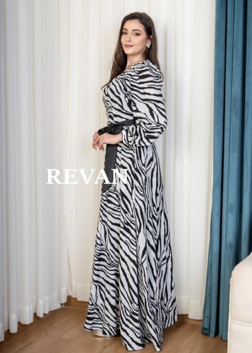 فستان بنقشة جريئة يطرب القلب بالأناقة