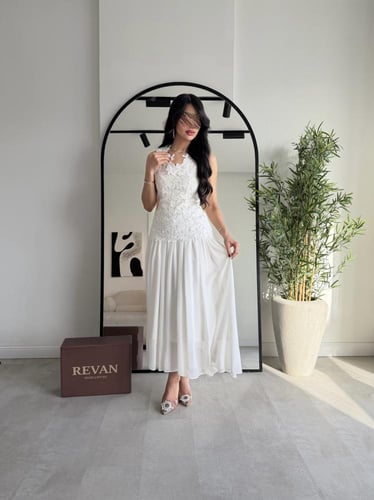 فستان عيد ميدي بدانتيل ناعم وقصة انسيابية من ريڤــ...