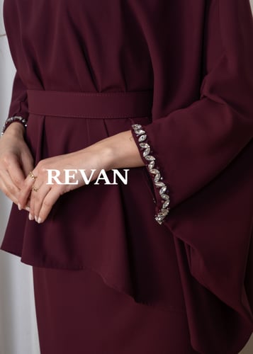 طقم أنيق بتصميم عصري ولمسات فخمة