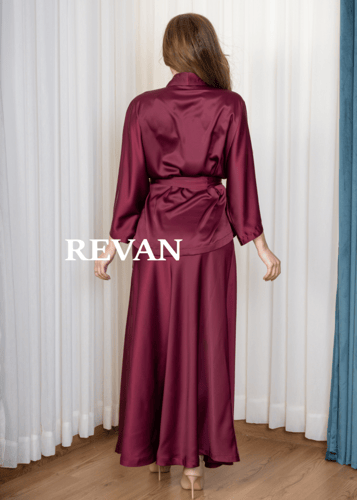 طقم ستان ملكي بتطريز ناعم ولمسة فاخرة