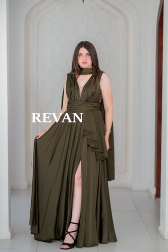 فستان سهرة ملكي بطيات جانبية وقصة واسعة+شال