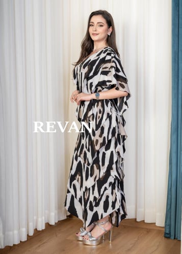 فستان أنيق بتصميم انسيابي ولمسات عصرية