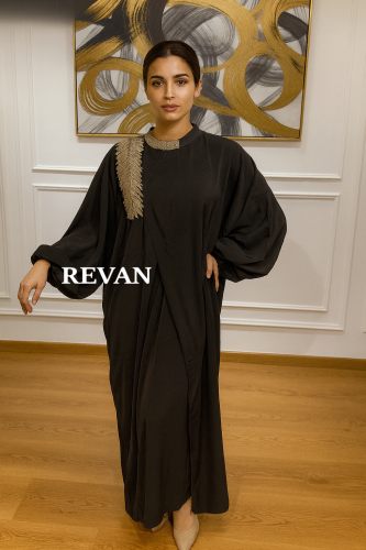 جلابية سوداء فاخرة بتطريز ذهبي من ريڤــان