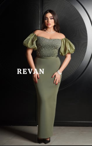 فستان ملكي مزين بالأحجار الكريستالية