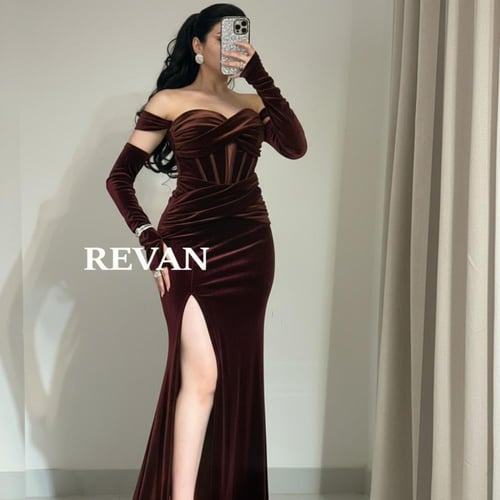 فستان سهرة مخملي بقصة ملتفة وشق جانبي من ريڤــان