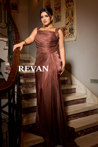 فستان سهرة بحمالات عريضة وطيّات ملتفة