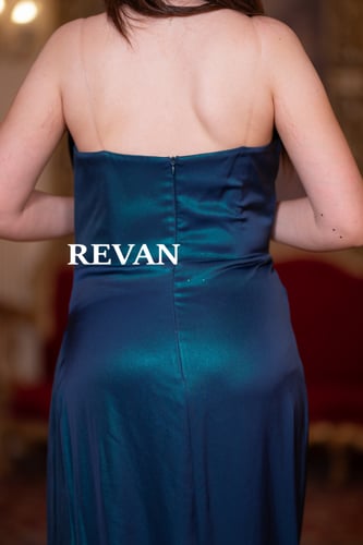 فستان سهرة ملكي بكسرات جانبية