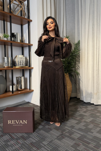 طقم عيد فاخر ببلوزة بفيونكة وتنورة بليسيه طويلة من...