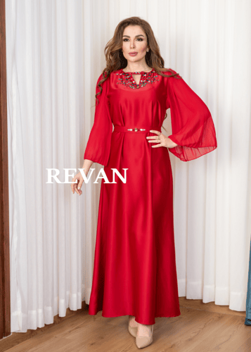 فستان ملكي بتصميم أنيق ولمسات فاخرة