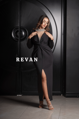 فستان أنيق بتصميم ملتف ورقبة مرصعة بالكريستال