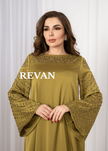 جلابية أنيقة بتطريز فاخر وأكمام واسعة