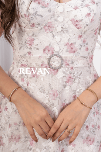 فستان ناعم بطبعات ورود رومانسية