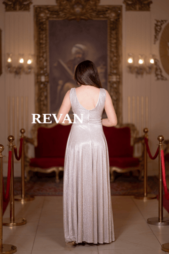 فستان سهرة لامع بطبقة ملساء وقصة واسعة أنيقة