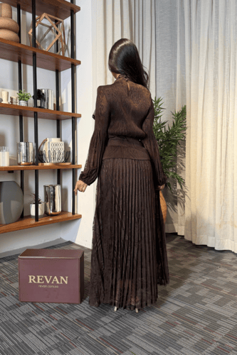 طقم عيد فاخر ببلوزة بفيونكة وتنورة بليسيه طويلة من...