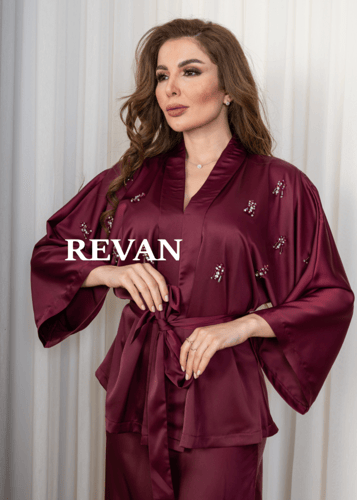 طقم ستان ملكي بتطريز ناعم ولمسة فاخرة