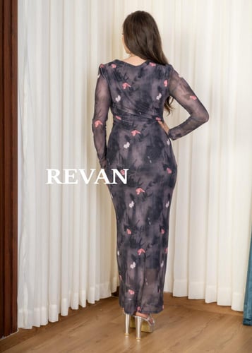 فستان طويل بتصميم أنثوي ولمسات جذابة